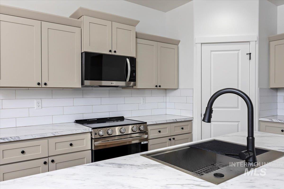 1265 Terra Ave, Twin Falls, Idaho 83301-4893, 3 Bedrooms, 2 Bathrooms, Residential For Sale, Price $388,000,MLS 98973849