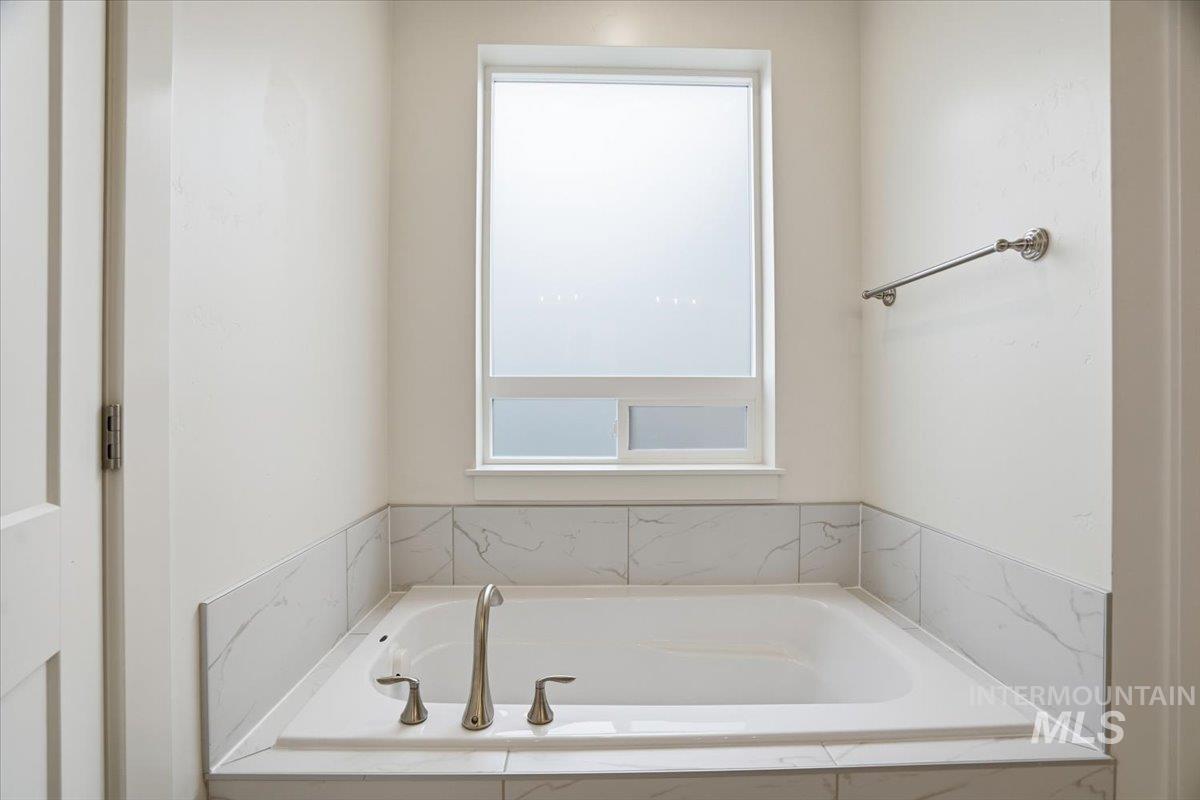 18204 N Phlox Way, Nampa, Idaho 83687, 3 Bedrooms, 2 Bathrooms, Residential For Sale, Price $585,000,MLS 98973854