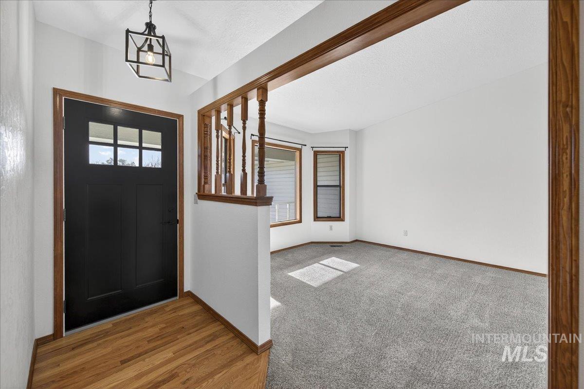 9698 W Linstock Ln, Boise, Idaho 83704, 3 Bedrooms, 2 Bathrooms, Residential For Sale, Price $430,000,MLS 98973862