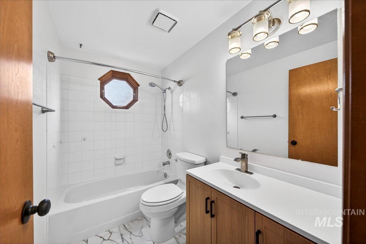 9698 W Linstock Ln, Boise, Idaho 83704, 3 Bedrooms, 2 Bathrooms, Residential For Sale, Price $430,000,MLS 98973862