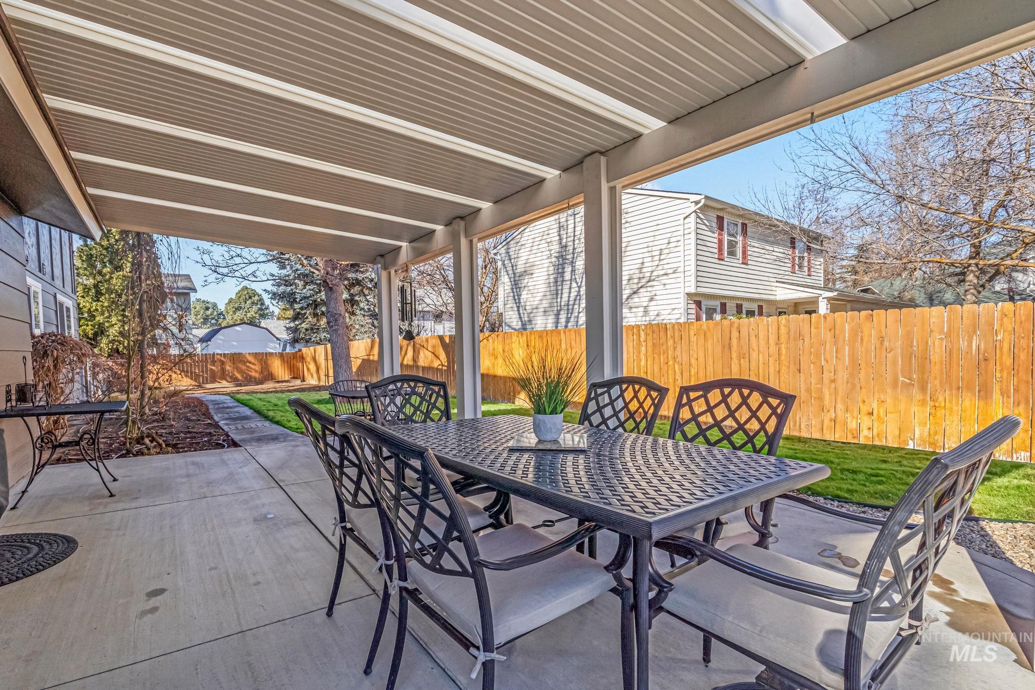 10470 Shadybrook Dr, Boise, Idaho 83704, 4 Bedrooms, 2.5 Bathrooms, Residential For Sale, Price $565,000,MLS 98973868