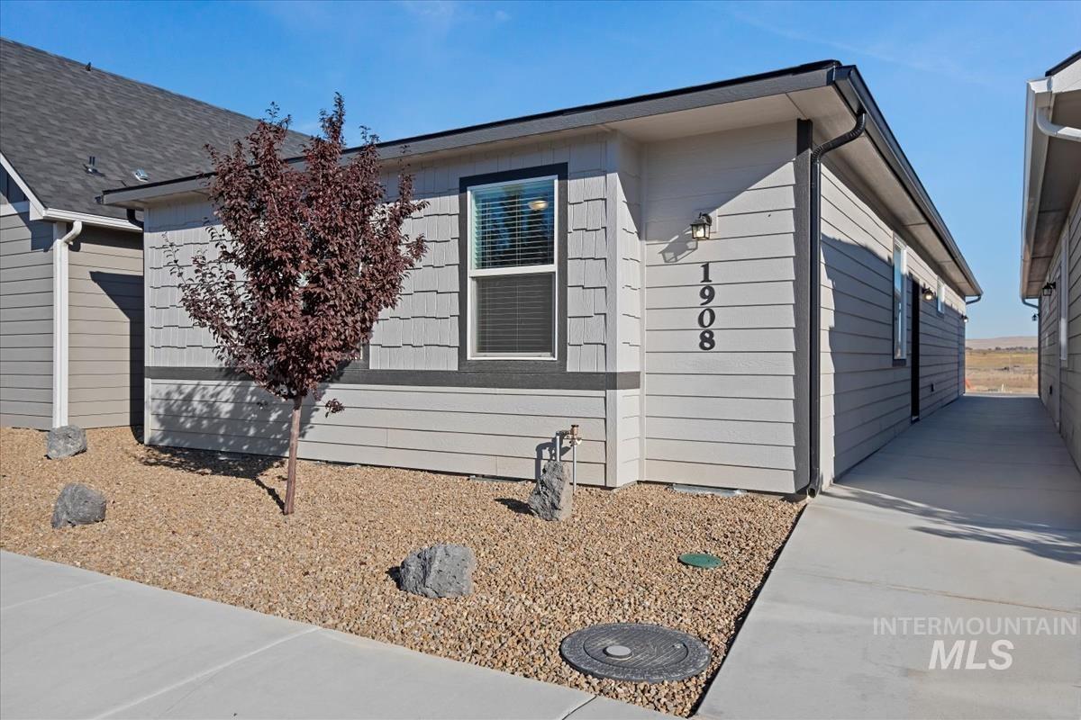 1908 NW Enterprise Street, Mountain Home, Idaho 83647, 2 Bedrooms, 2 Bathrooms, Residential For Sale, Price $294,900,MLS 98973898