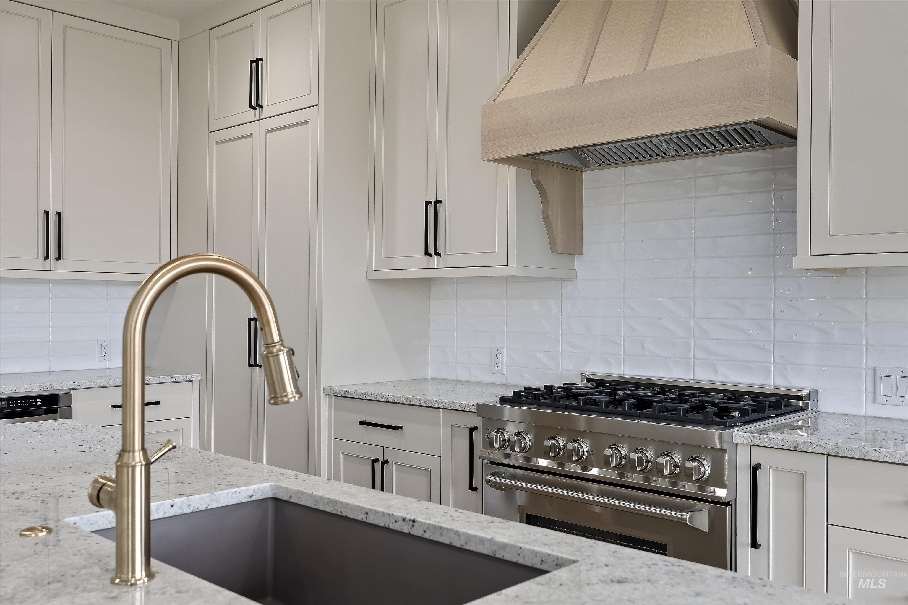 645 Canyon Crest Drive W, Twin Falls, Idaho 83301, 5 Bedrooms, 3.5 Bathrooms, Residential For Sale, Price $735,000,MLS 98973924