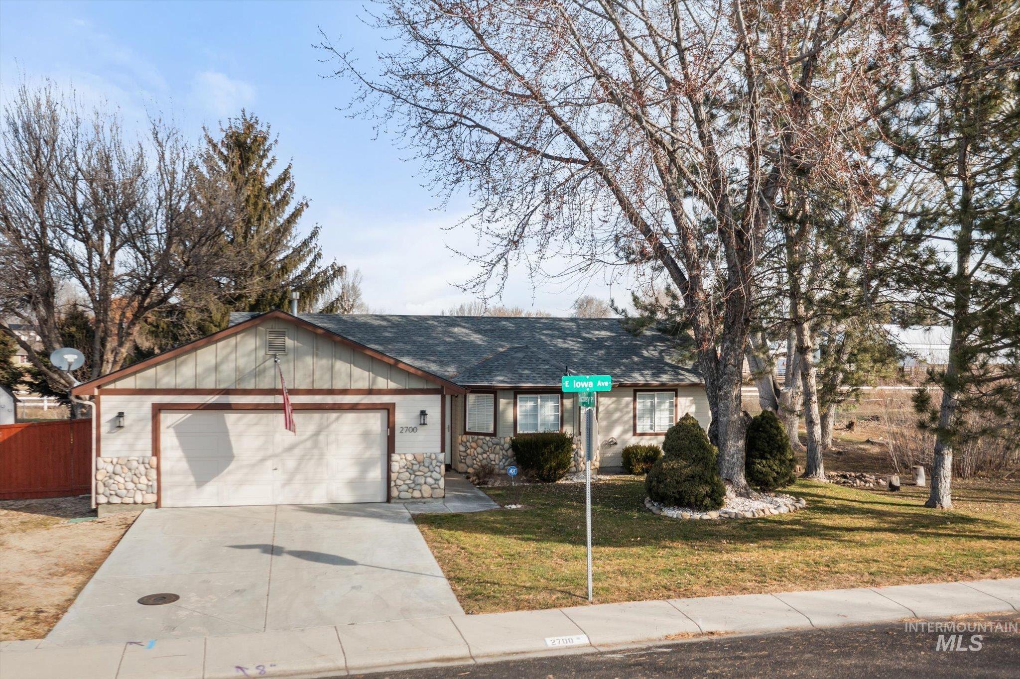 2700 E Iowa Ave, Nampa, Idaho 83686-7184, 3 Bedrooms, 2 Bathrooms, Residential For Sale, Price $359,000,MLS 98973929