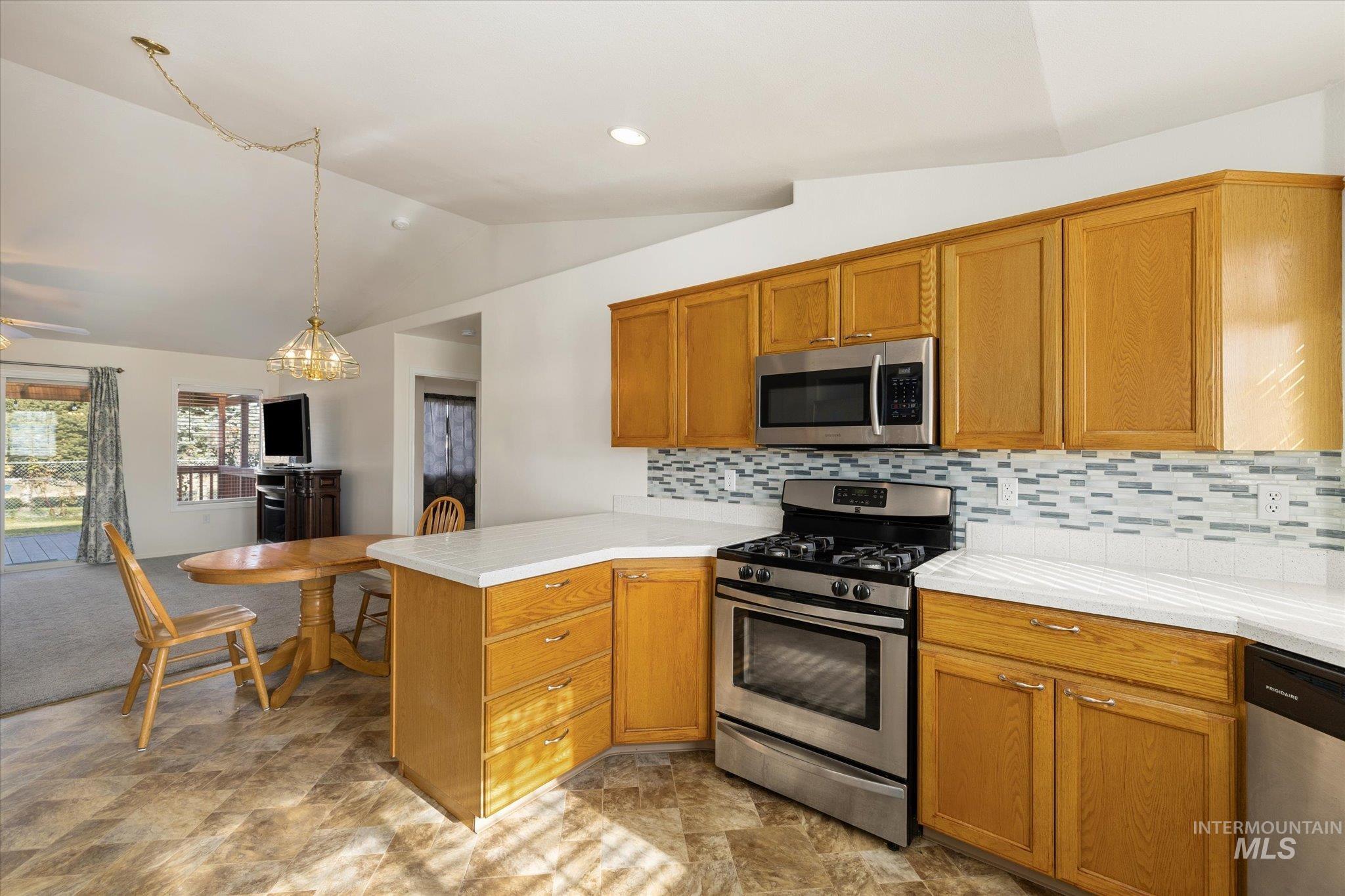 2700 E Iowa Ave, Nampa, Idaho 83686-7184, 3 Bedrooms, 2 Bathrooms, Residential For Sale, Price $359,000,MLS 98973929