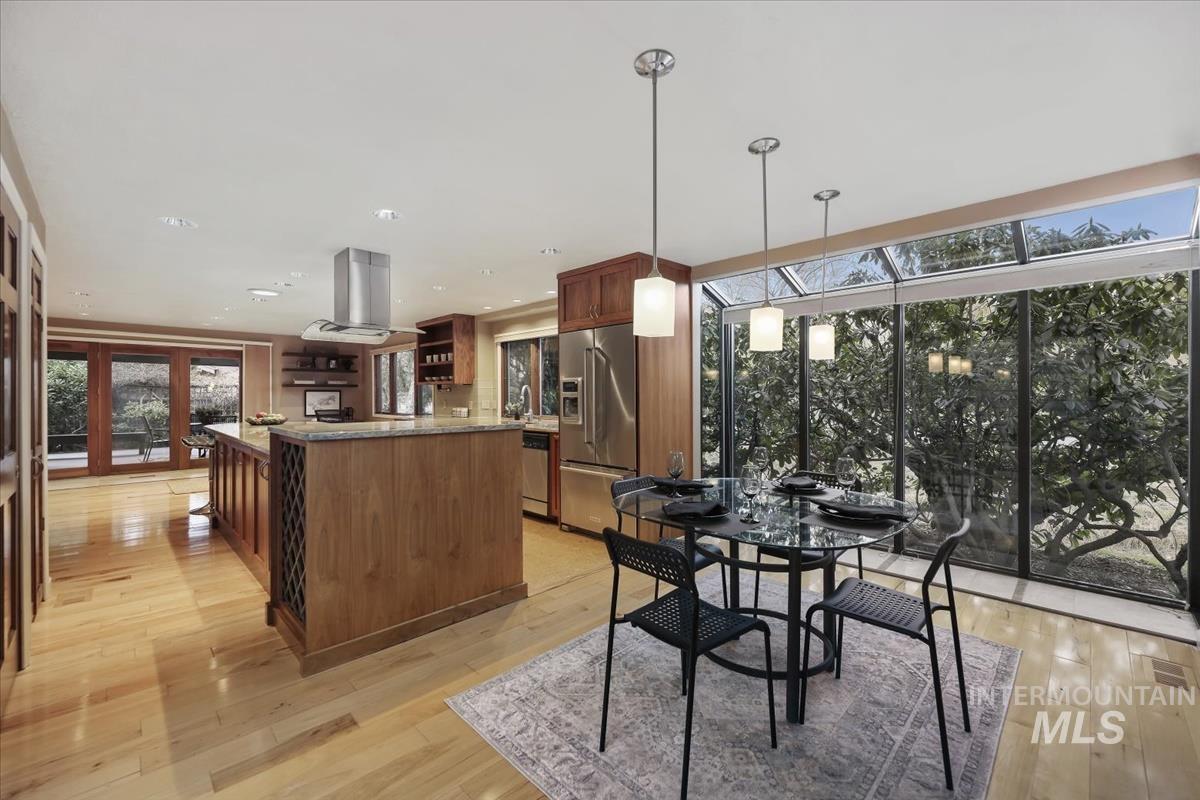 1945 S Creekside Ln, Boise, Idaho 83706, 3 Bedrooms, 2 Bathrooms, Residential For Sale, Price $1,050,000,MLS 98973942