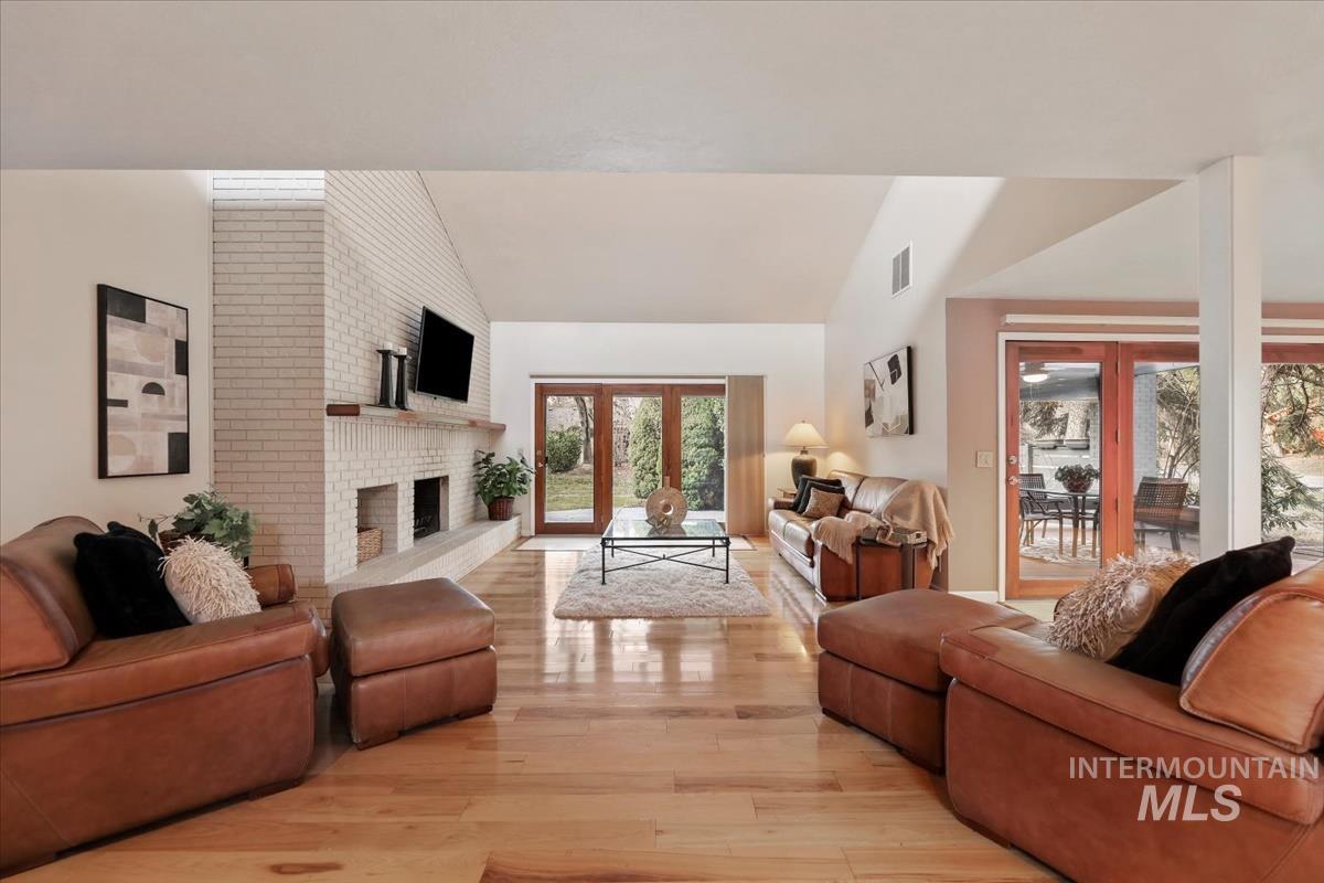 1945 S Creekside Ln, Boise, Idaho 83706, 3 Bedrooms, 2 Bathrooms, Residential For Sale, Price $1,050,000,MLS 98973942