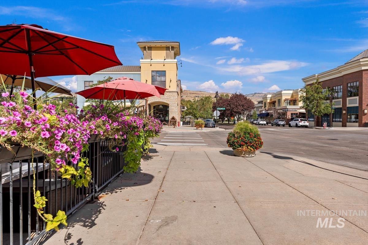 1945 S Creekside Ln, Boise, Idaho 83706, 3 Bedrooms, 2 Bathrooms, Residential For Sale, Price $1,050,000,MLS 98973942