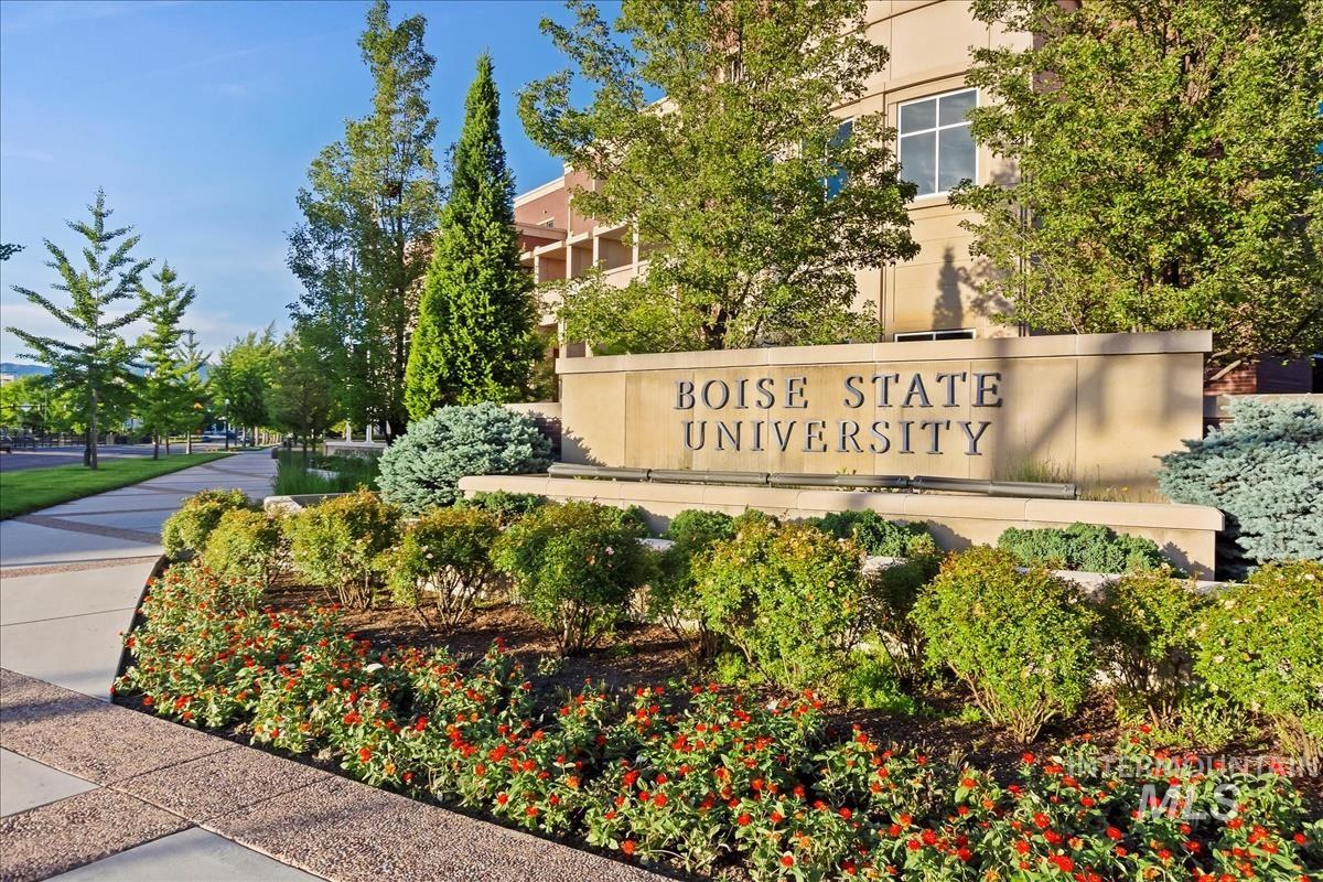 1945 S Creekside Ln, Boise, Idaho 83706, 3 Bedrooms, 2 Bathrooms, Residential For Sale, Price $1,050,000,MLS 98973942