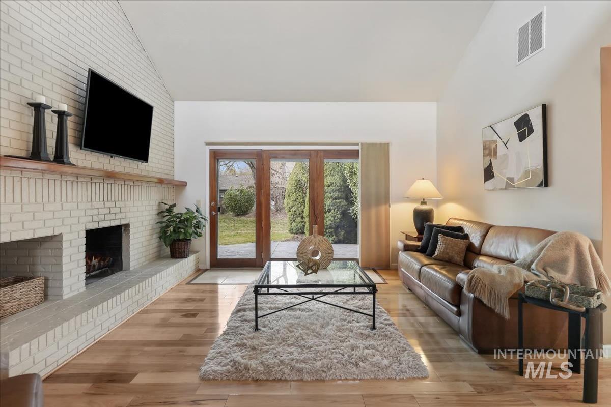 1945 S Creekside Ln, Boise, Idaho 83706, 3 Bedrooms, 2 Bathrooms, Residential For Sale, Price $1,050,000,MLS 98973942