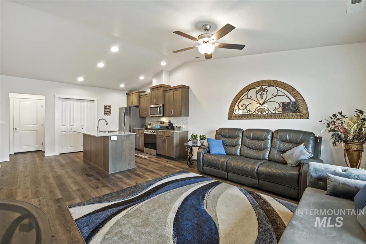 193 W Haniken St, Meridian, Idaho 83642, 2 Bedrooms, 2 Bathrooms, Residential For Sale, Price $409,990,MLS 98973946