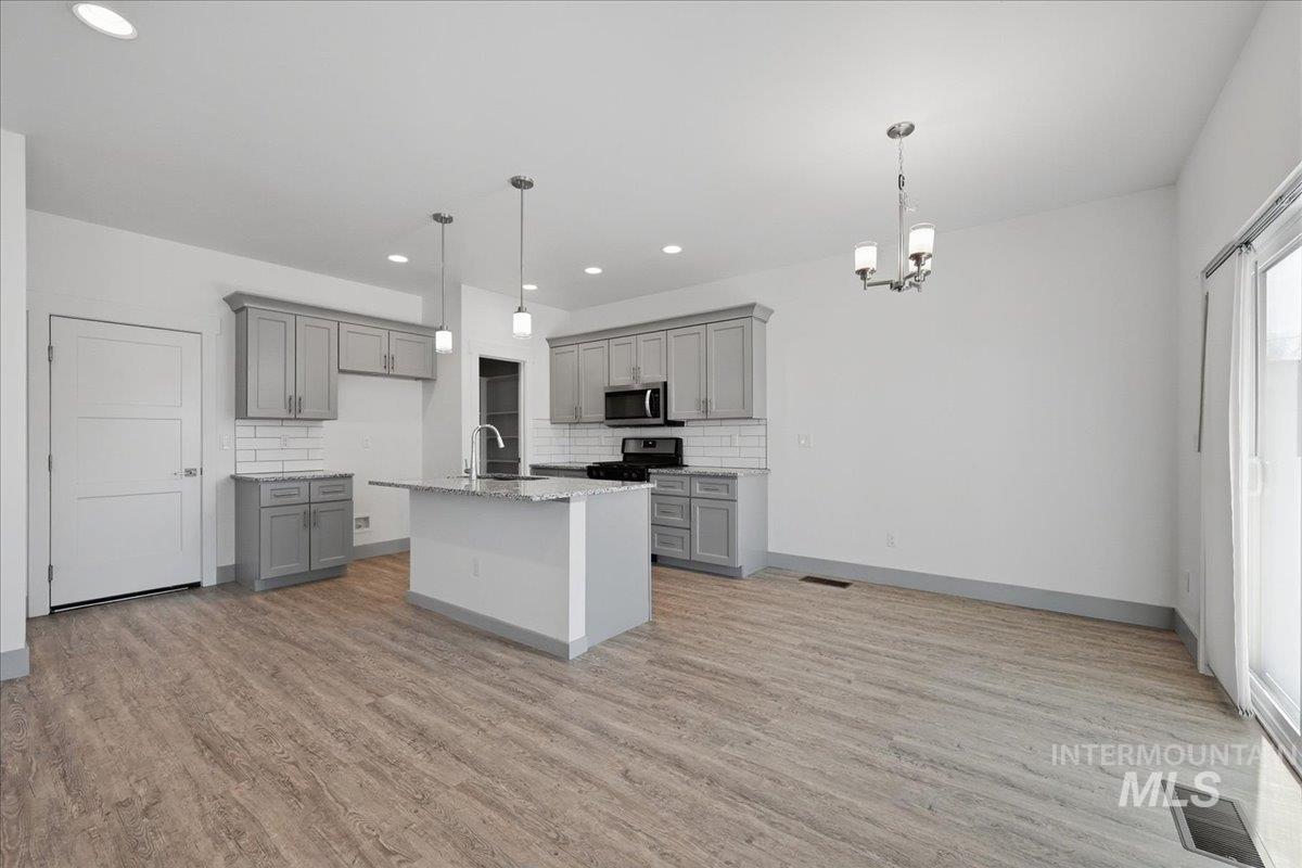 106 Thunder Mountain Ct., Homedale, Idaho 83628, 3 Bedrooms, 2 Bathrooms, Residential For Sale, Price $345,000,MLS 98973961