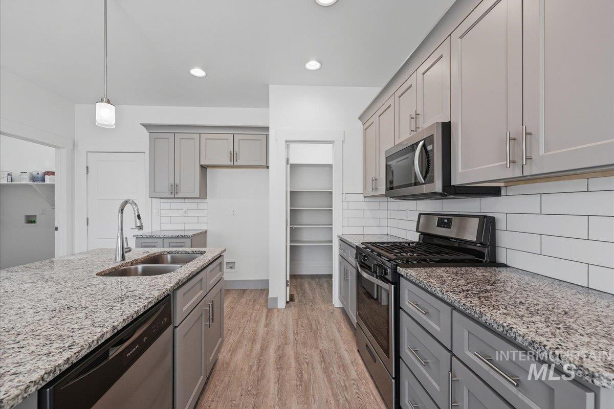 106 Thunder Mountain Ct., Homedale, Idaho 83628, 3 Bedrooms, 2 Bathrooms, Residential For Sale, Price $345,000,MLS 98973961