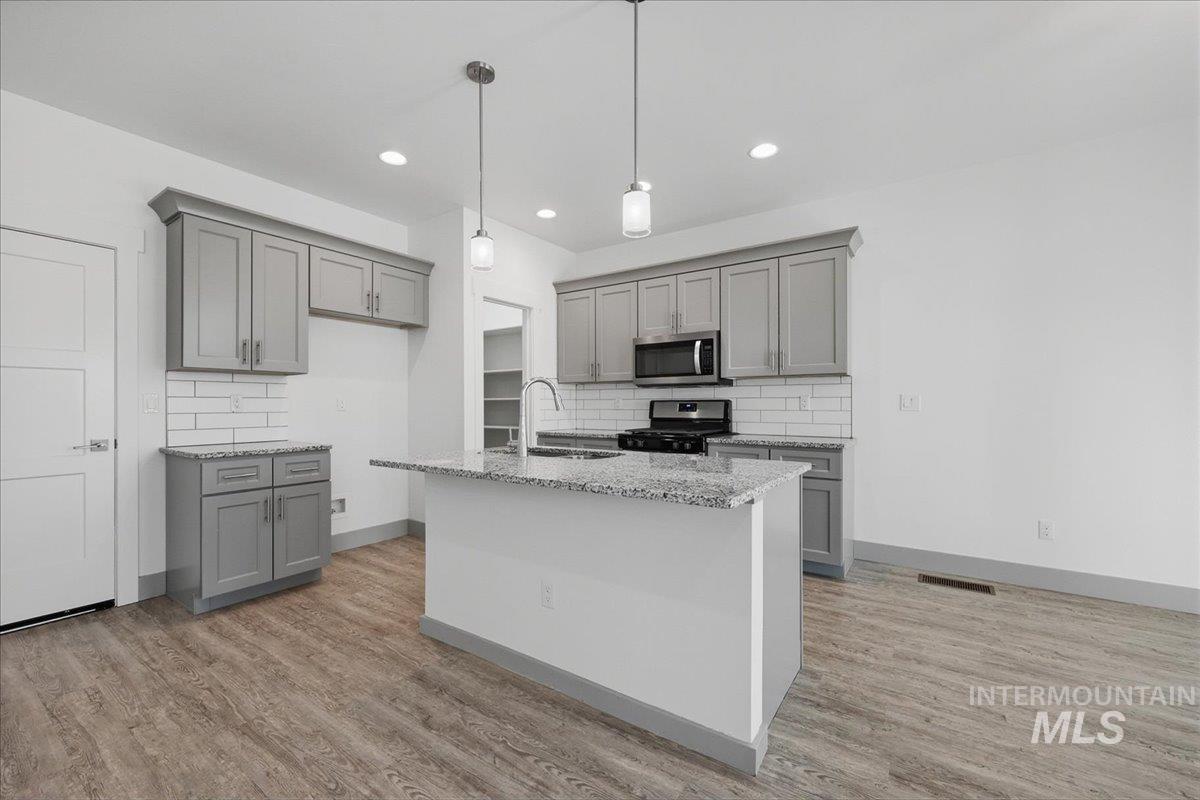 106 Thunder Mountain Ct., Homedale, Idaho 83628, 3 Bedrooms, 2 Bathrooms, Residential For Sale, Price $345,000,MLS 98973961