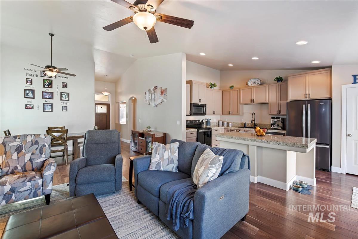 1254 E Oakbrook Ct, Meridian, Idaho 83642, 3 Bedrooms, 2 Bathrooms, Residential For Sale, Price $445,000,MLS 98973966