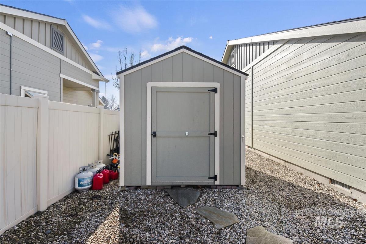 1254 E Oakbrook Ct, Meridian, Idaho 83642, 3 Bedrooms, 2 Bathrooms, Residential For Sale, Price $445,000,MLS 98973966