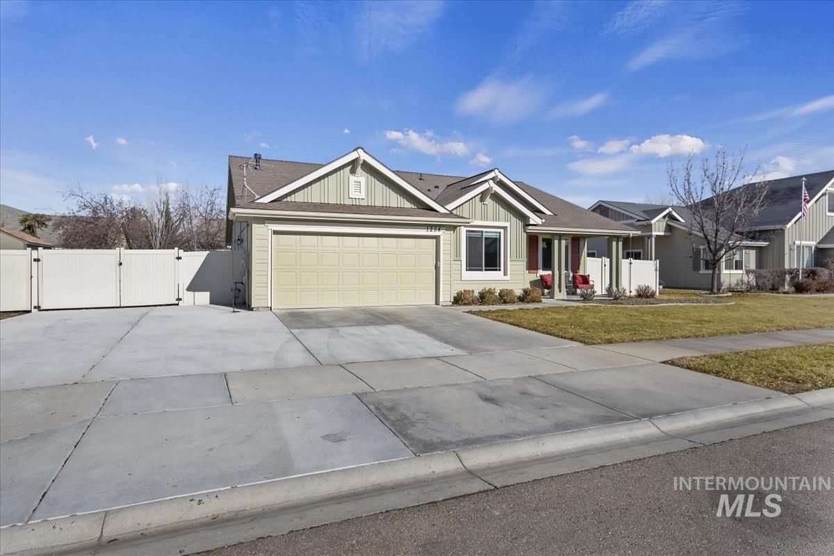 1254 E Oakbrook Ct, Meridian, Idaho 83642, 3 Bedrooms, 2 Bathrooms, Residential For Sale, Price $445,000,MLS 98973966