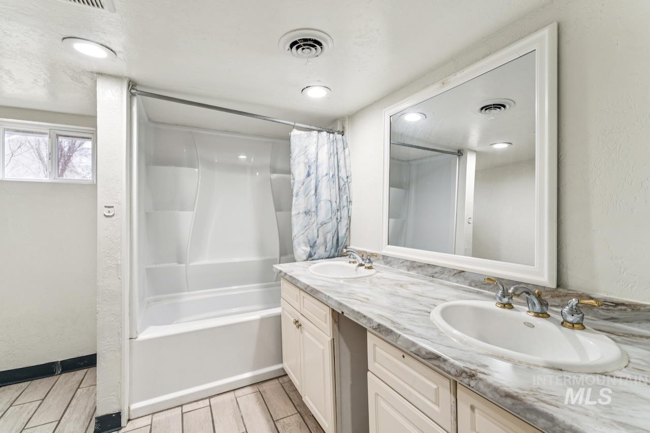 317 E Ithaca Street, Caldwell, Idaho 83605, 6 Bedrooms, 3 Bathrooms, Residential For Sale, Price $415,000,MLS 98973970