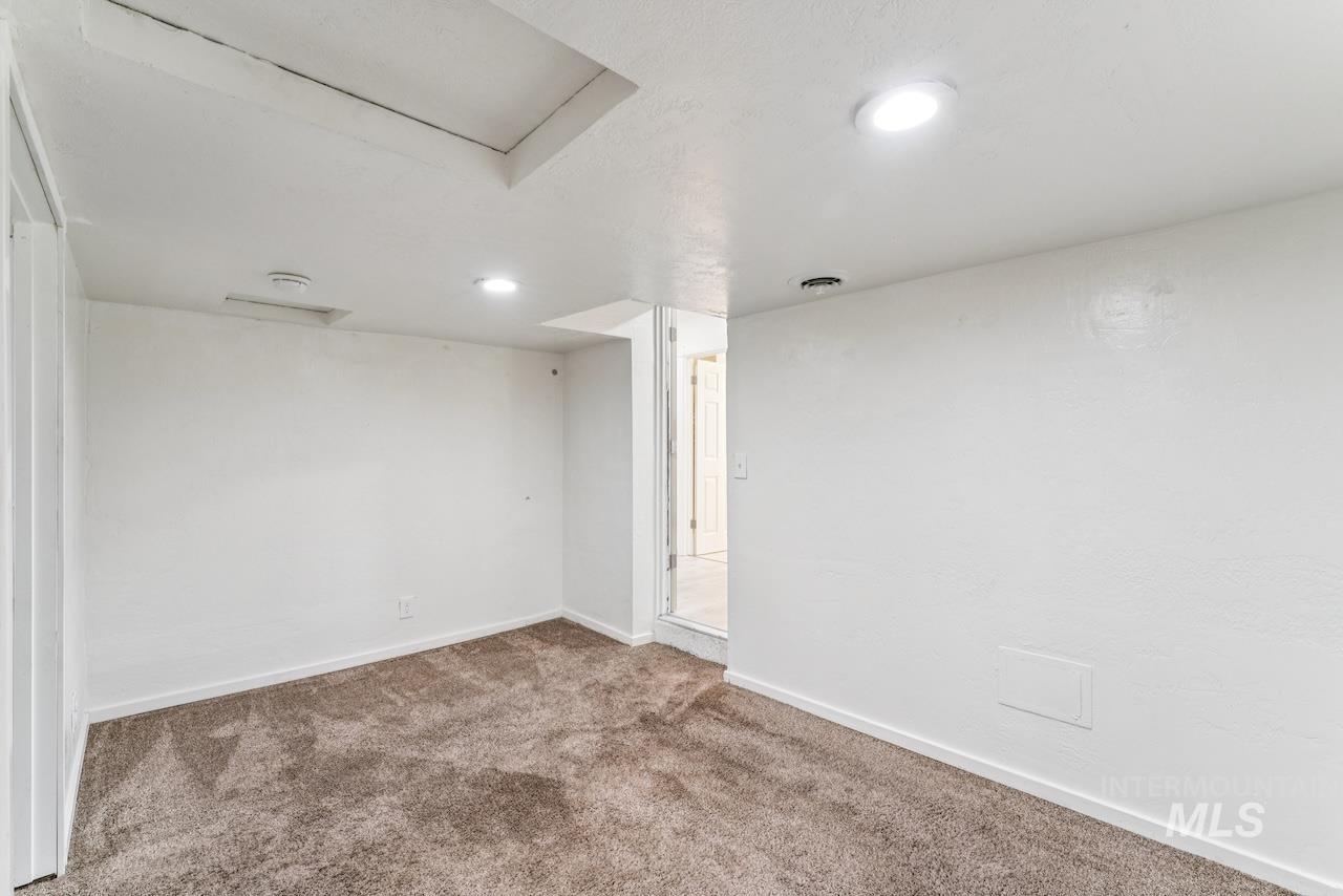 317 E Ithaca Street, Caldwell, Idaho 83605, 6 Bedrooms, 3 Bathrooms, Residential For Sale, Price $415,000,MLS 98973970