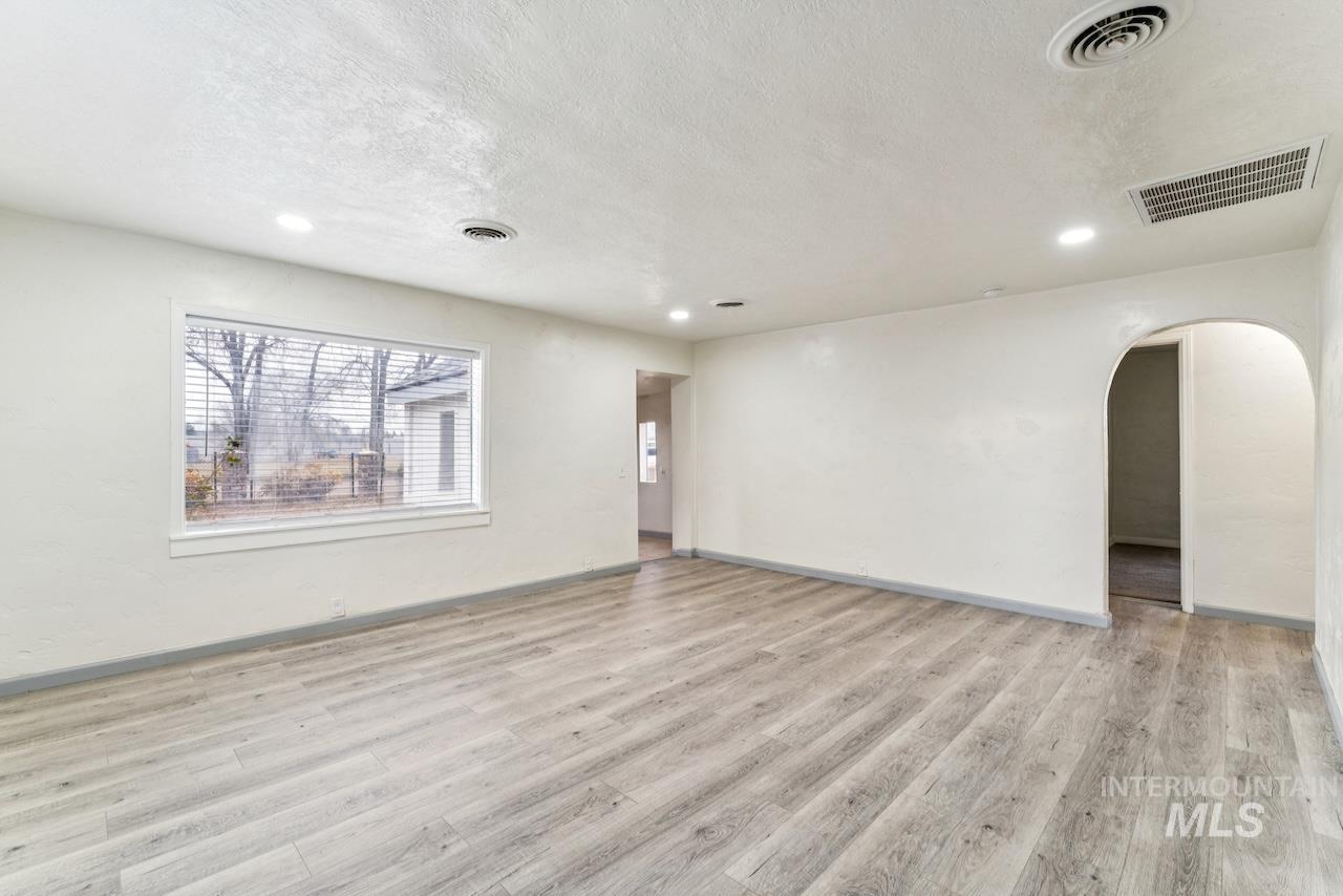 317 E Ithaca Street, Caldwell, Idaho 83605, 6 Bedrooms, 3 Bathrooms, Residential For Sale, Price $415,000,MLS 98973970