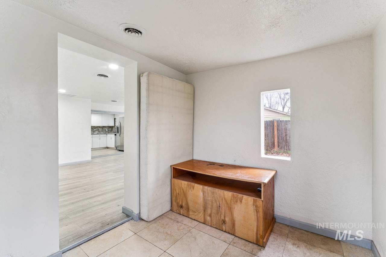 317 E Ithaca Street, Caldwell, Idaho 83605, 6 Bedrooms, 3 Bathrooms, Residential For Sale, Price $415,000,MLS 98973970