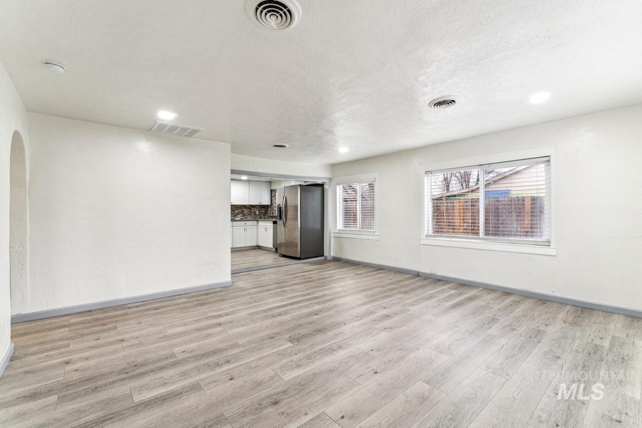 317 E Ithaca Street, Caldwell, Idaho 83605, 6 Bedrooms, 3 Bathrooms, Residential For Sale, Price $415,000,MLS 98973970