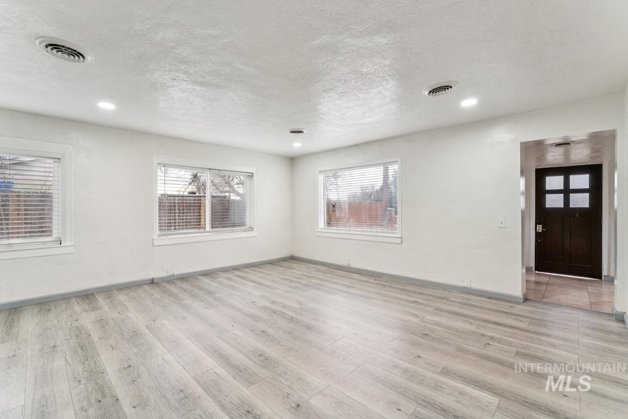 317 E Ithaca Street, Caldwell, Idaho 83605, 6 Bedrooms, 3 Bathrooms, Residential For Sale, Price $415,000,MLS 98973970