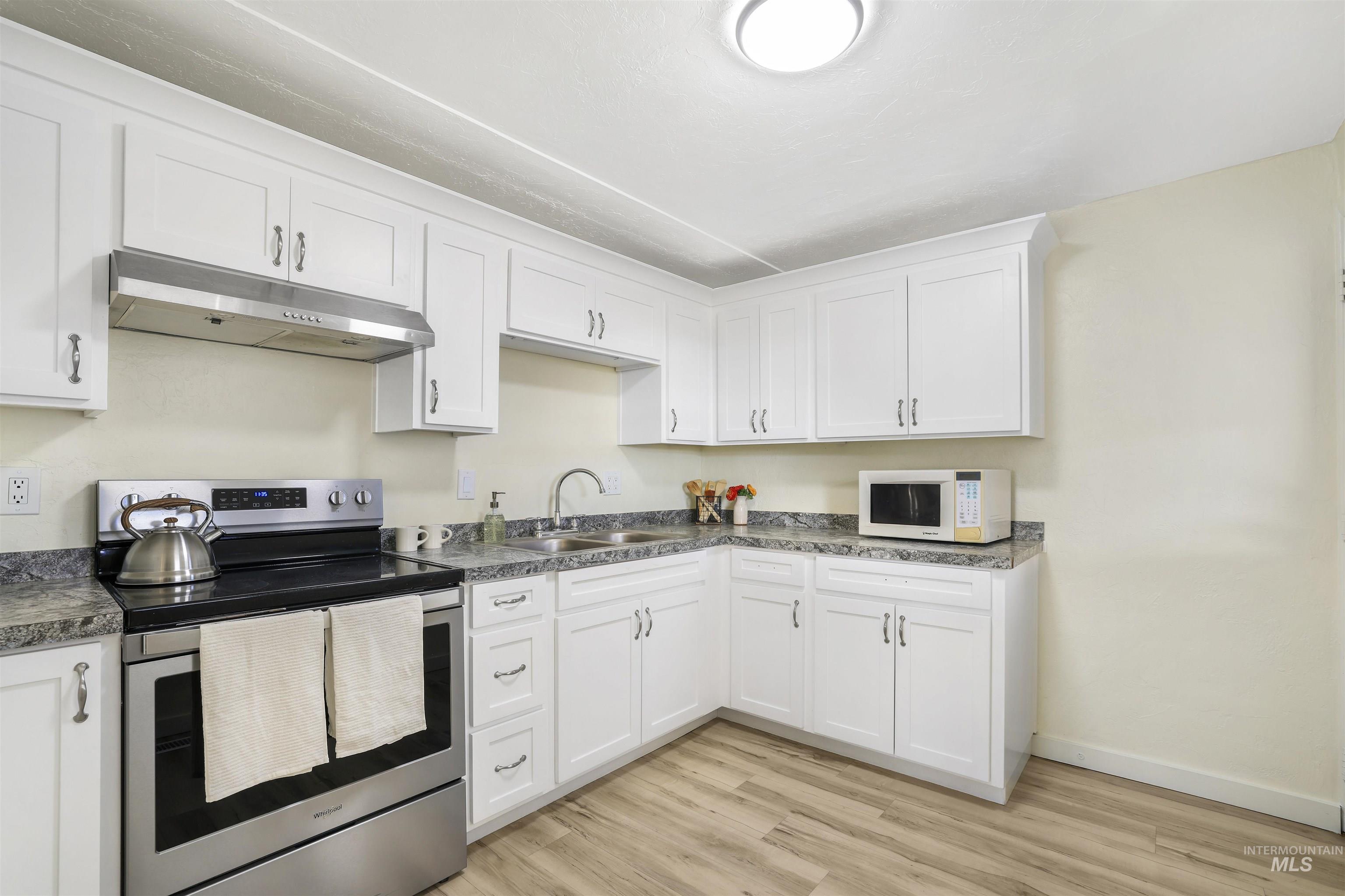 818 Center St. E, Kimberly, Idaho 83341, 2 Bedrooms, 1 Bathroom, Residential For Sale, Price $289,900,MLS 98973982