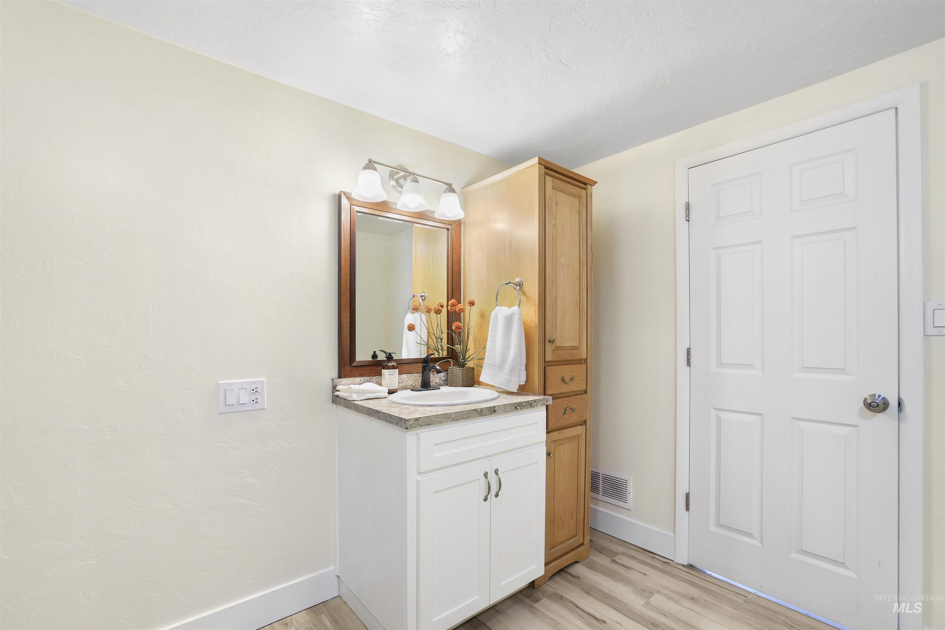 818 Center St. E, Kimberly, Idaho 83341, 2 Bedrooms, 1 Bathroom, Residential For Sale, Price $289,900,MLS 98973982