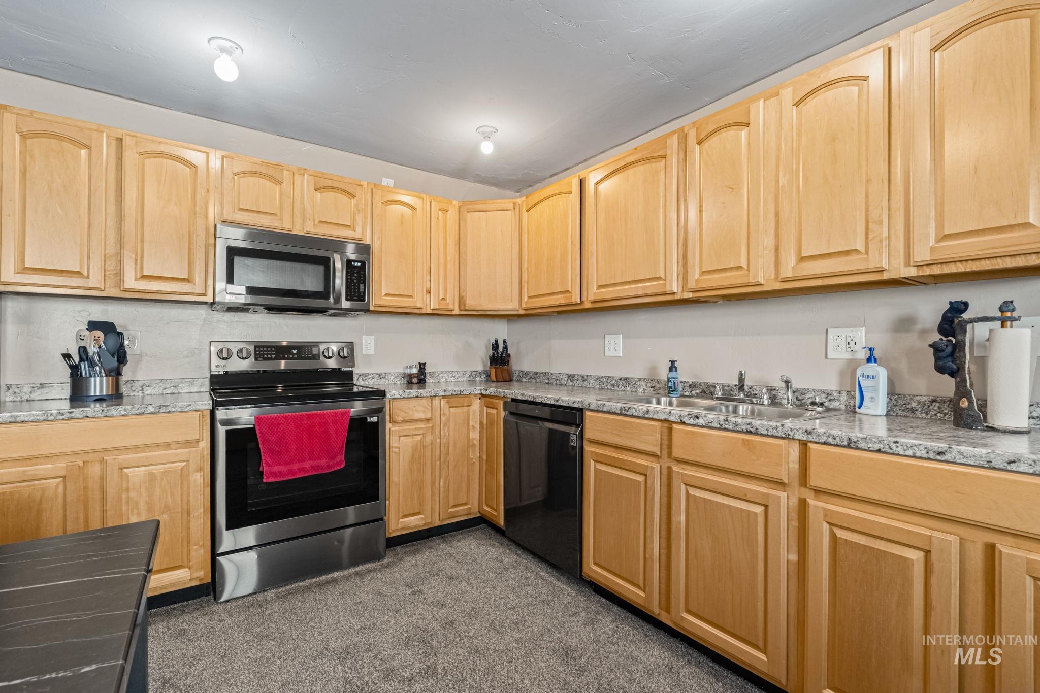 170 W Horseshoe Lp, Fairfield, Idaho 83327, 2 Bedrooms, 2 Bathrooms, Residential For Sale, Price $350,000,MLS 98974000