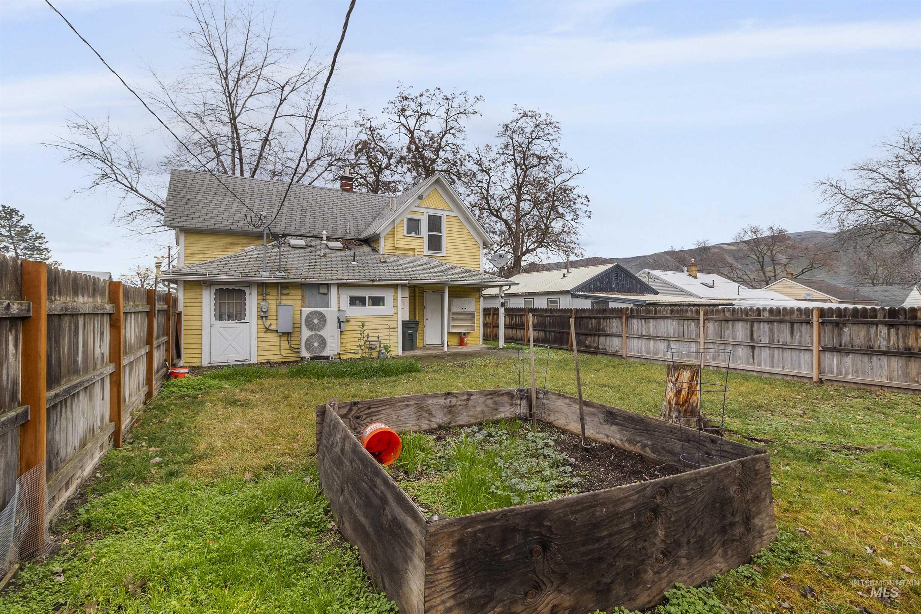 721 9th St., Clarkston, Washington 99403, 3 Bedrooms, 2 Bathrooms, Residential For Sale, Price $250,000,MLS 98974003