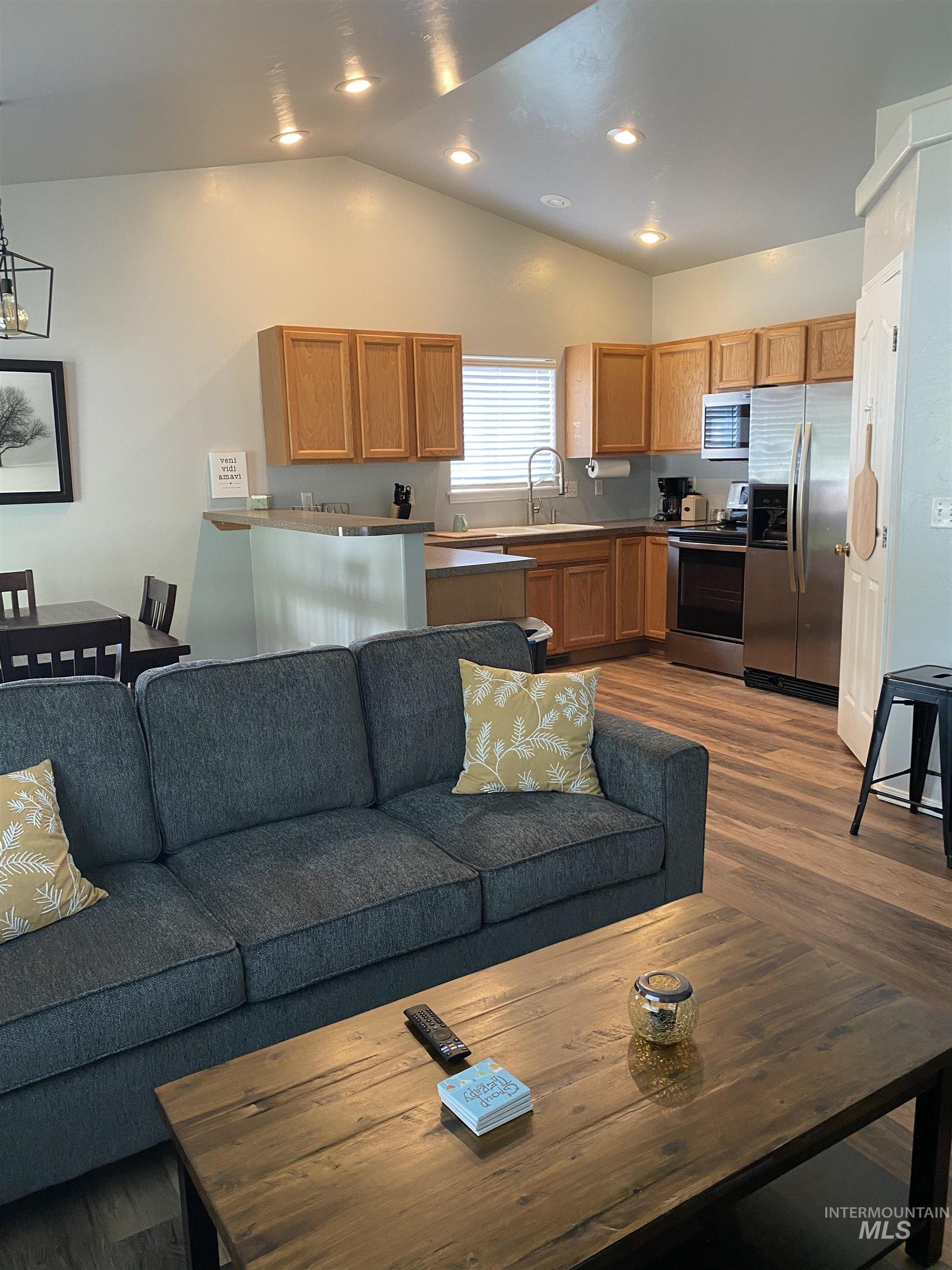 1285 Golden Pheasant Dr, Twin Falls, Idaho 83301, 3 Bedrooms, 2 Bathrooms, Residential For Sale, Price $335,000,MLS 98974008