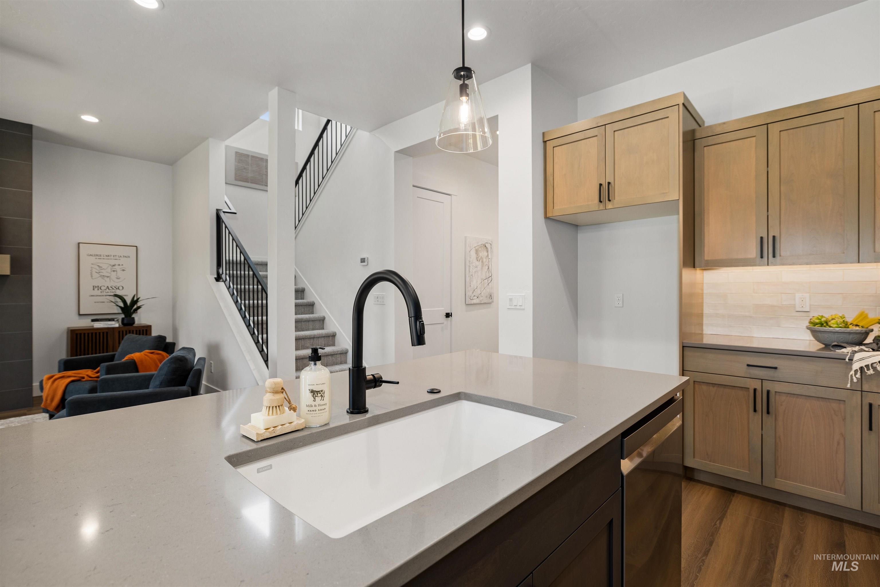 611 N Hiltonhead Way, Eagle, Idaho 83616-0000, 3 Bedrooms, 2.5 Bathrooms, Residential For Sale, Price $799,900,MLS 98974013