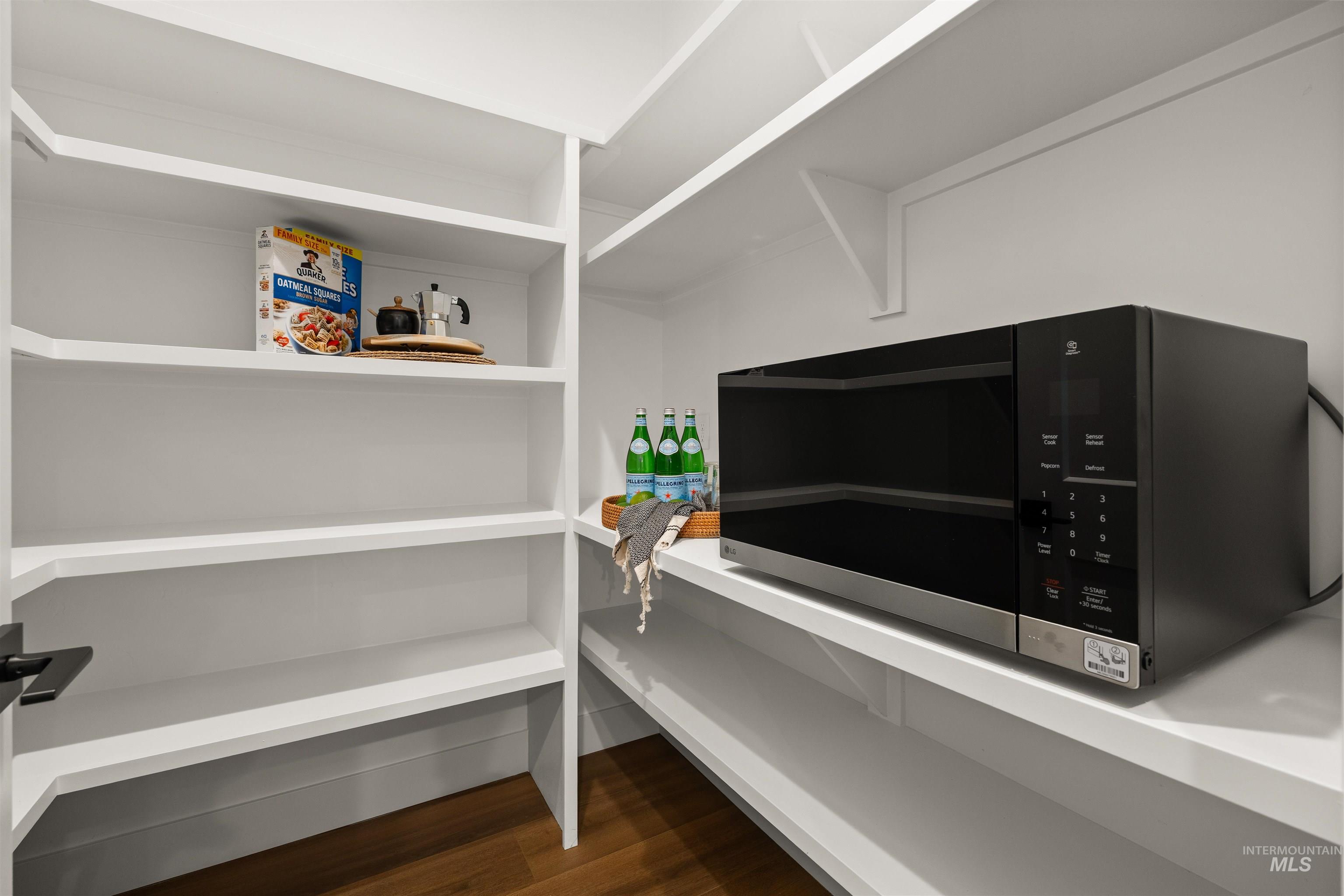 611 N Hiltonhead Way, Eagle, Idaho 83616-0000, 3 Bedrooms, 2.5 Bathrooms, Residential For Sale, Price $799,900,MLS 98974013