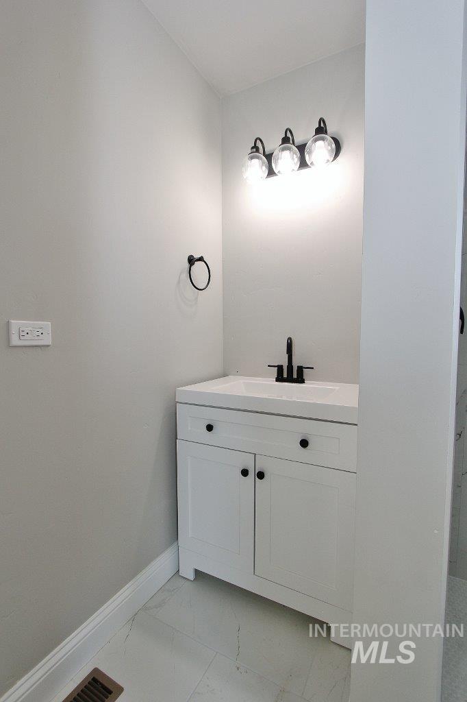 121 NW 2nd St, Ontario, Oregon 97914, 4 Bedrooms, 2.5 Bathrooms, Residential For Sale, Price $420,000,MLS 98974020