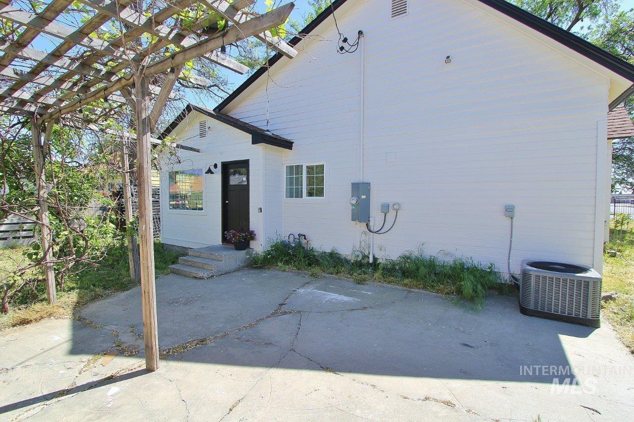 121 NW 2nd St, Ontario, Oregon 97914, 4 Bedrooms, 2.5 Bathrooms, Residential For Sale, Price $369,999, 98974020