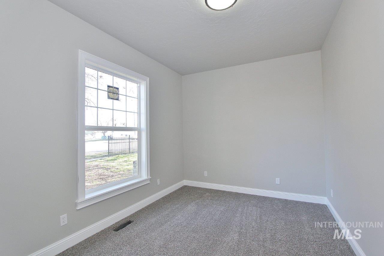 121 NW 2nd St, Ontario, Oregon 97914, 4 Bedrooms, 2.5 Bathrooms, Residential For Sale, Price $420,000,MLS 98974020