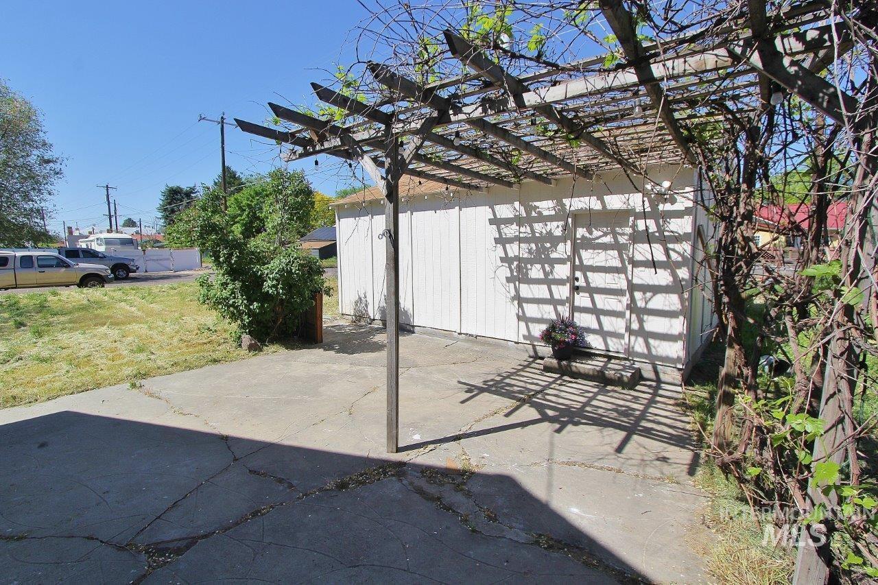 121 NW 2nd St, Ontario, Oregon 97914, 4 Bedrooms, 2.5 Bathrooms, Residential For Sale, Price $369,999, 98974020