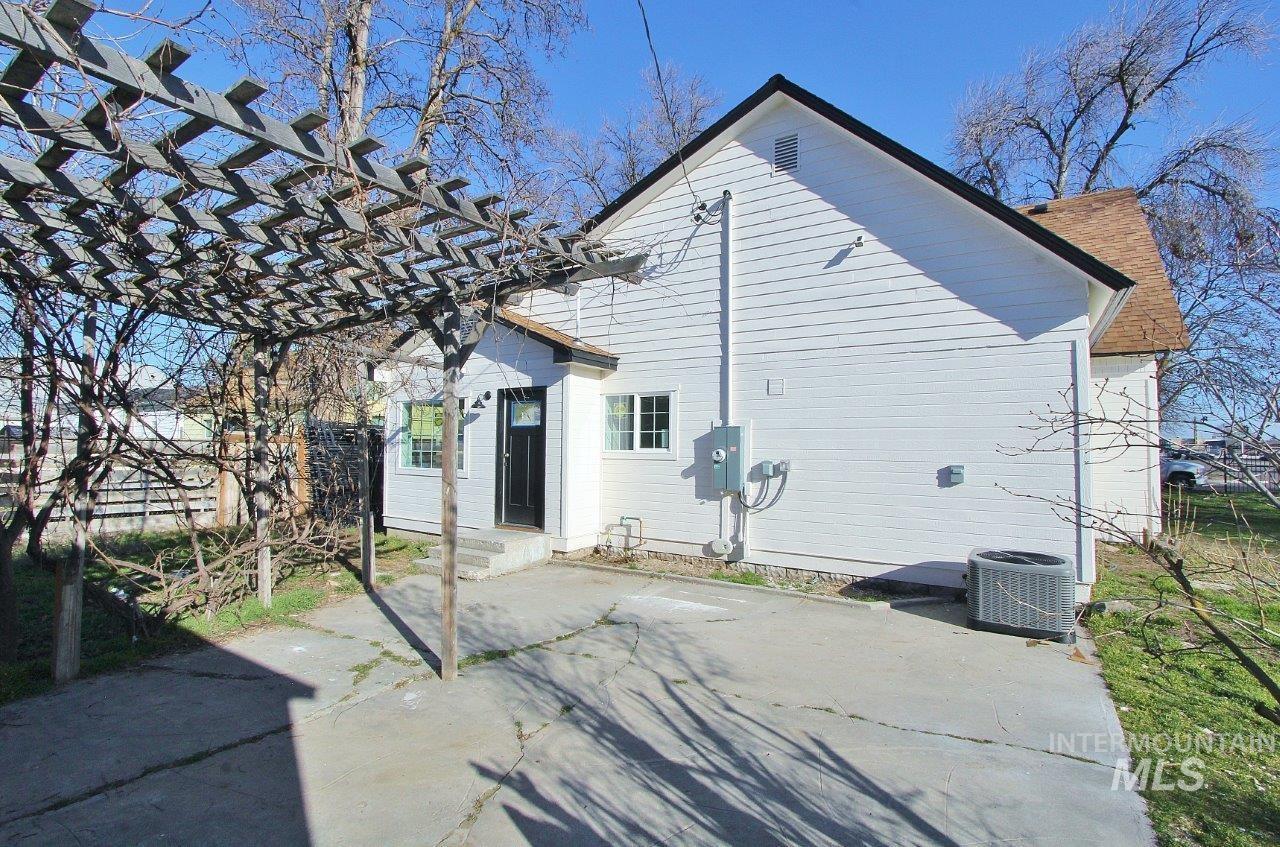 121 NW 2nd St, Ontario, Oregon 97914, 4 Bedrooms, 2.5 Bathrooms, Residential For Sale, Price $369,999, 98974020