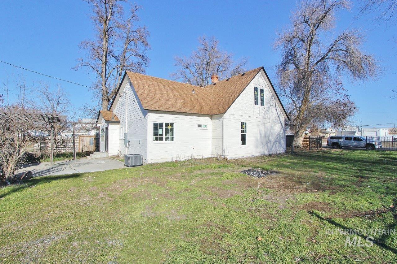 121 NW 2nd St, Ontario, Oregon 97914, 4 Bedrooms, 2.5 Bathrooms, Residential For Sale, Price $369,999, 98974020