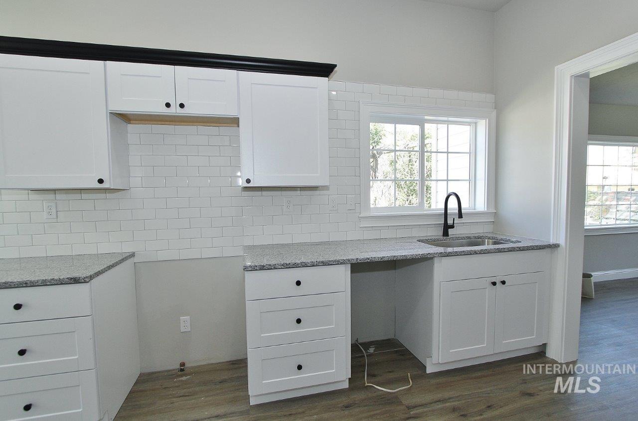 121 NW 2nd St, Ontario, Oregon 97914, 4 Bedrooms, 2.5 Bathrooms, Residential For Sale, Price $369,999, 98974020