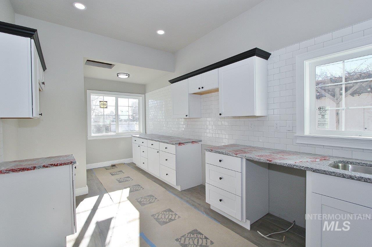 121 NW 2nd St, Ontario, Oregon 97914, 4 Bedrooms, 2.5 Bathrooms, Residential For Sale, Price $420,000,MLS 98974020