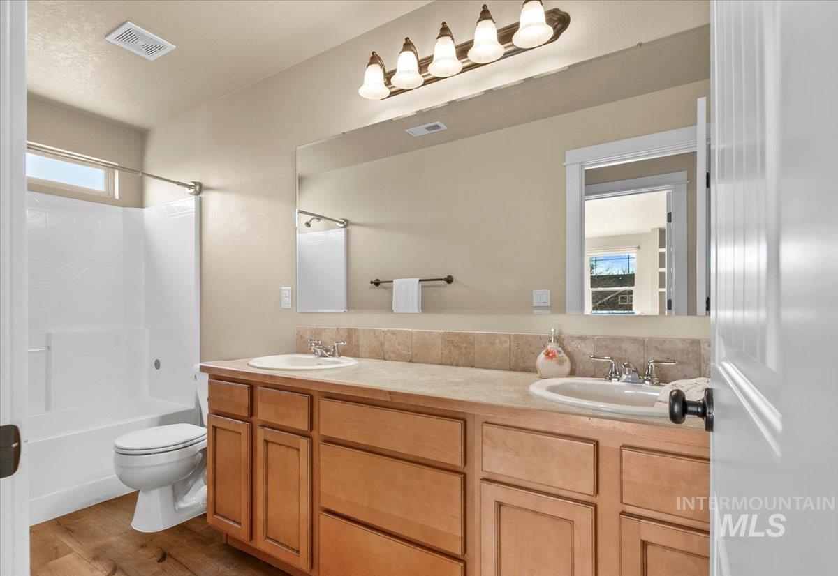 10258 W Brownstone Dr, Boise, Idaho 83709, 4 Bedrooms, 2.5 Bathrooms, Residential For Sale, Price $575,000,MLS 98974033