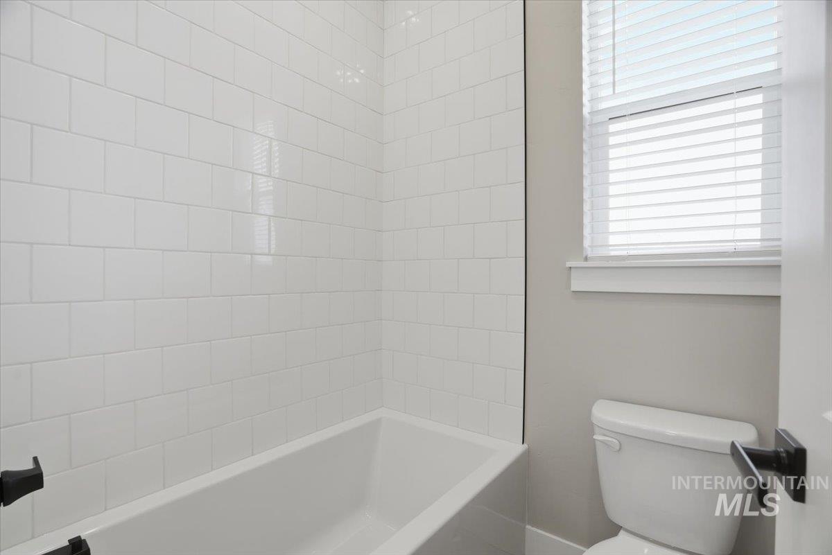 2422 N Kenora Ave, Star, Idaho 83669, 4 Bedrooms, 3.5 Bathrooms, Residential For Sale, Price $799,990,MLS 98974045