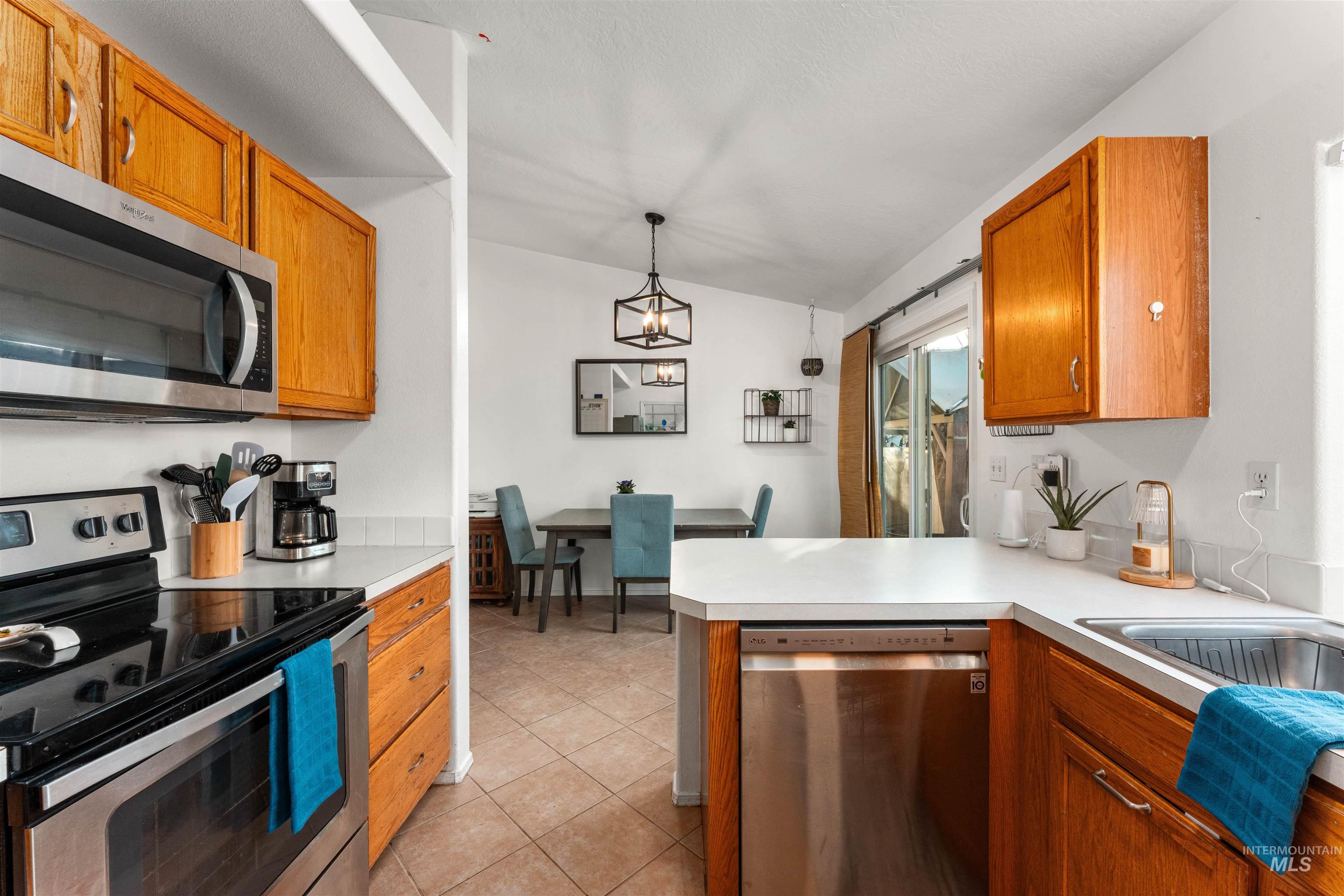 1553 W Ryegrass Ct., Kuna, Idaho 83634, 3 Bedrooms, 2 Bathrooms, Residential For Sale, Price $384,900,MLS 98974049