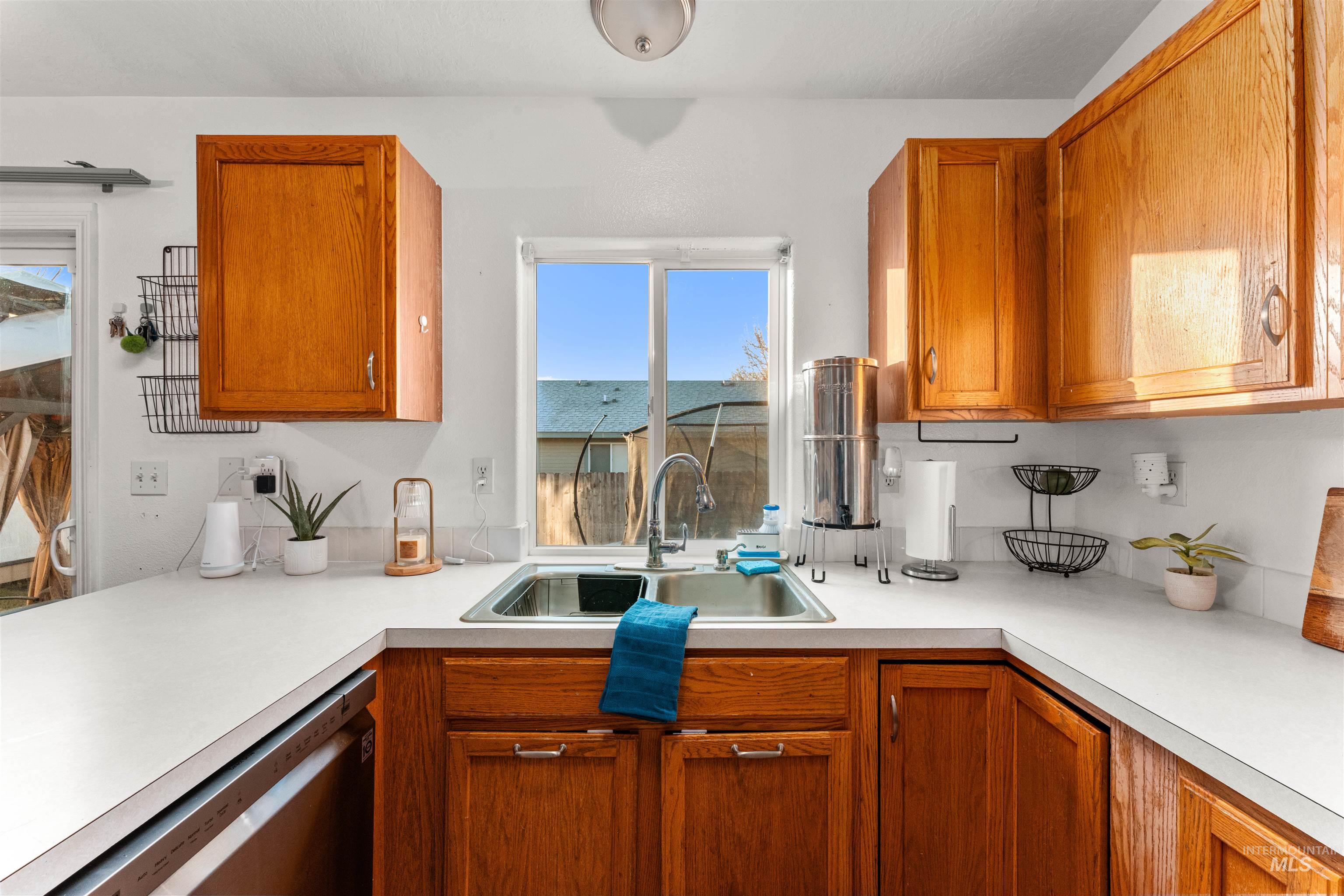 1553 W Ryegrass Ct., Kuna, Idaho 83634, 3 Bedrooms, 2 Bathrooms, Residential For Sale, Price $384,900,MLS 98974049