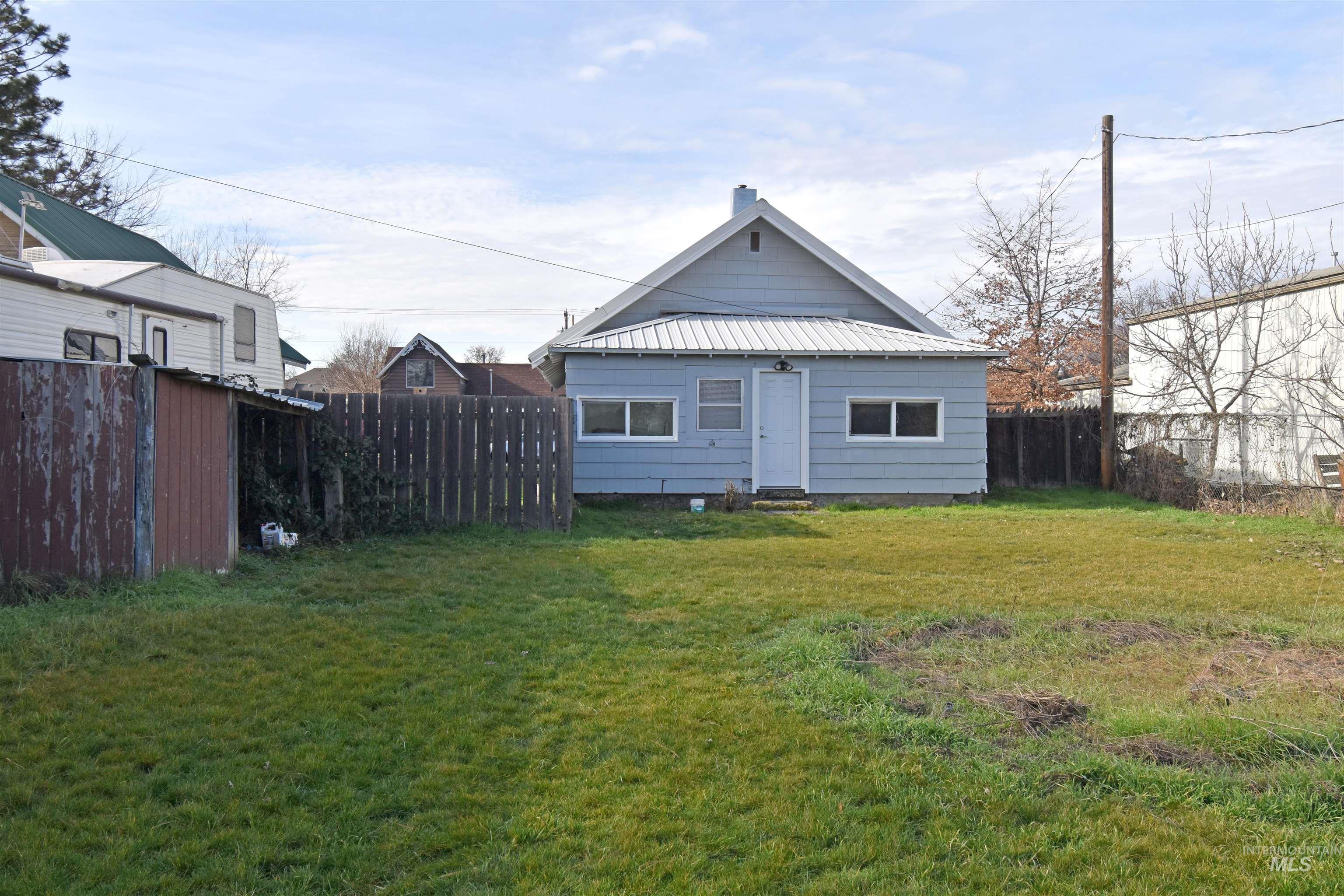 933 9th Street, Clarkston, Washington 99403, 2 Bedrooms, 1 Bathroom, Residential For Sale, Price $235,000,MLS 98974053