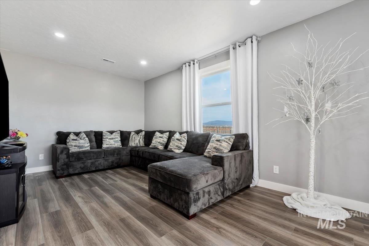 2420 SW Buckey Dr, Mountain Home, Idaho 83647, 3 Bedrooms, 2 Bathrooms, Residential For Sale, Price $509,900,MLS 98974057