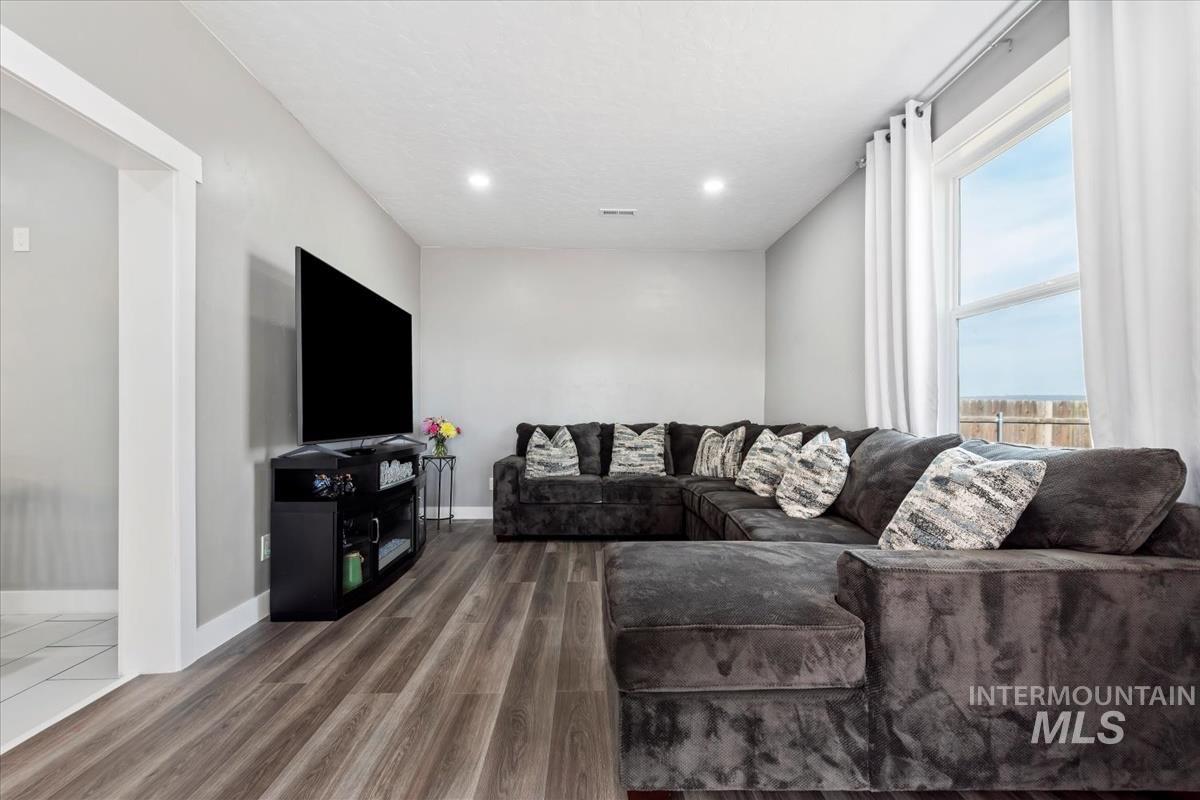 2420 SW Buckey Dr, Mountain Home, Idaho 83647, 3 Bedrooms, 2 Bathrooms, Residential For Sale, Price $509,900,MLS 98974057