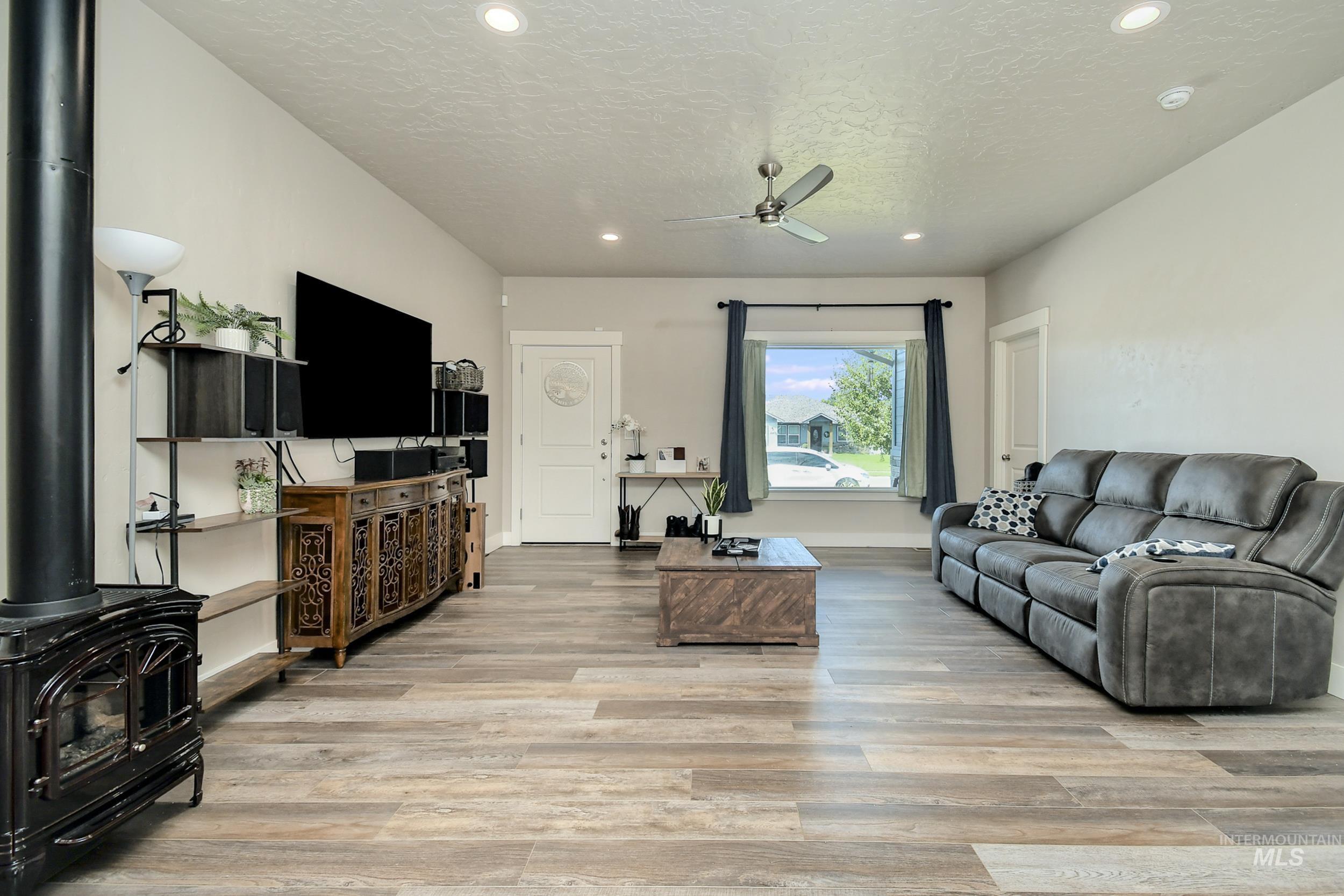 202 E Leon St, New Plymouth, Idaho 83655-5543, 3 Bedrooms, 2 Bathrooms, Residential For Sale, Price $368,000,MLS 98974070